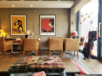 深紅のバラが似合うお店「カフェ・ラスリーズ」